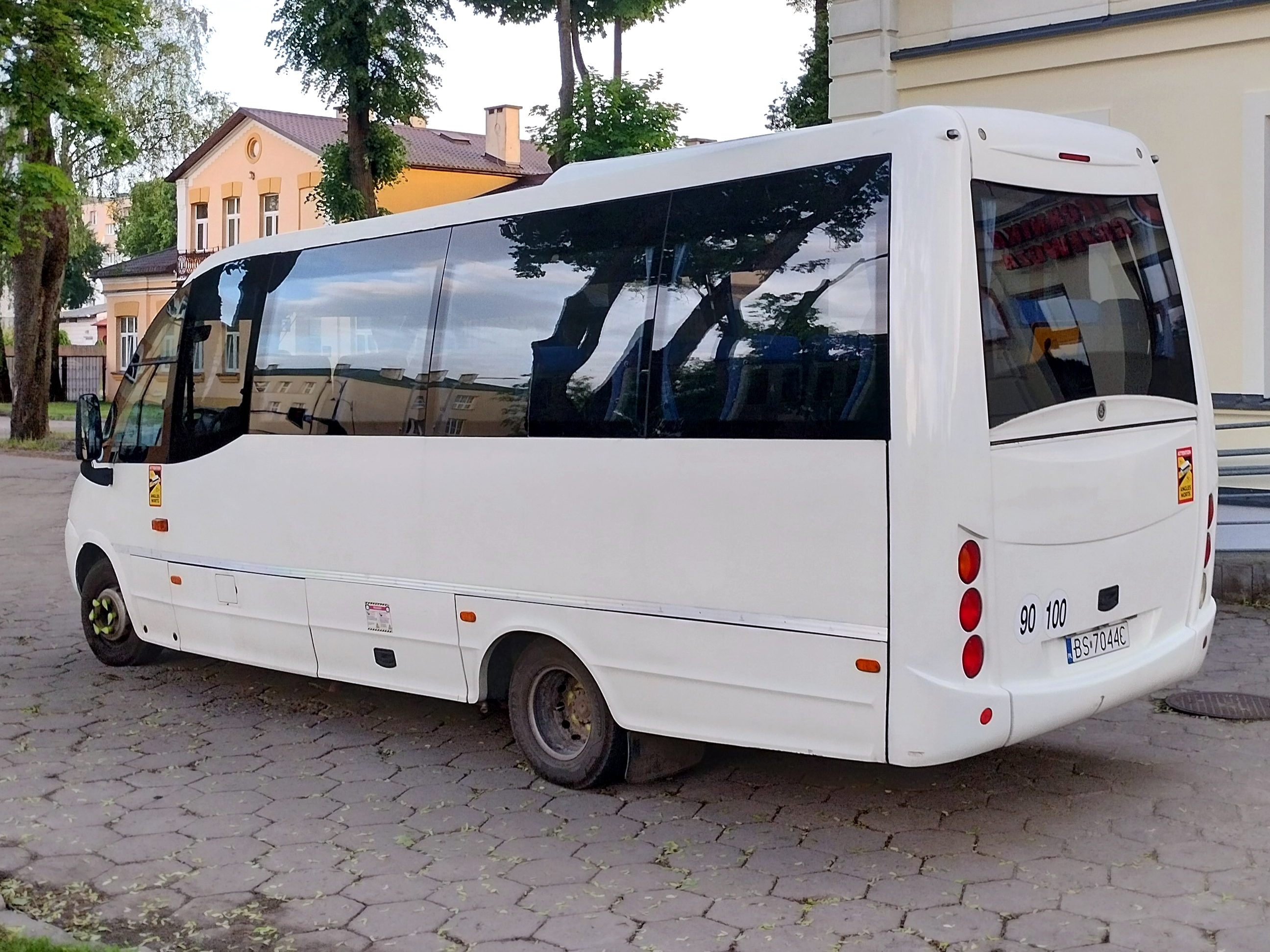 bus 28 miejsc Iveco Irisbus Wing - Olszewski Transport